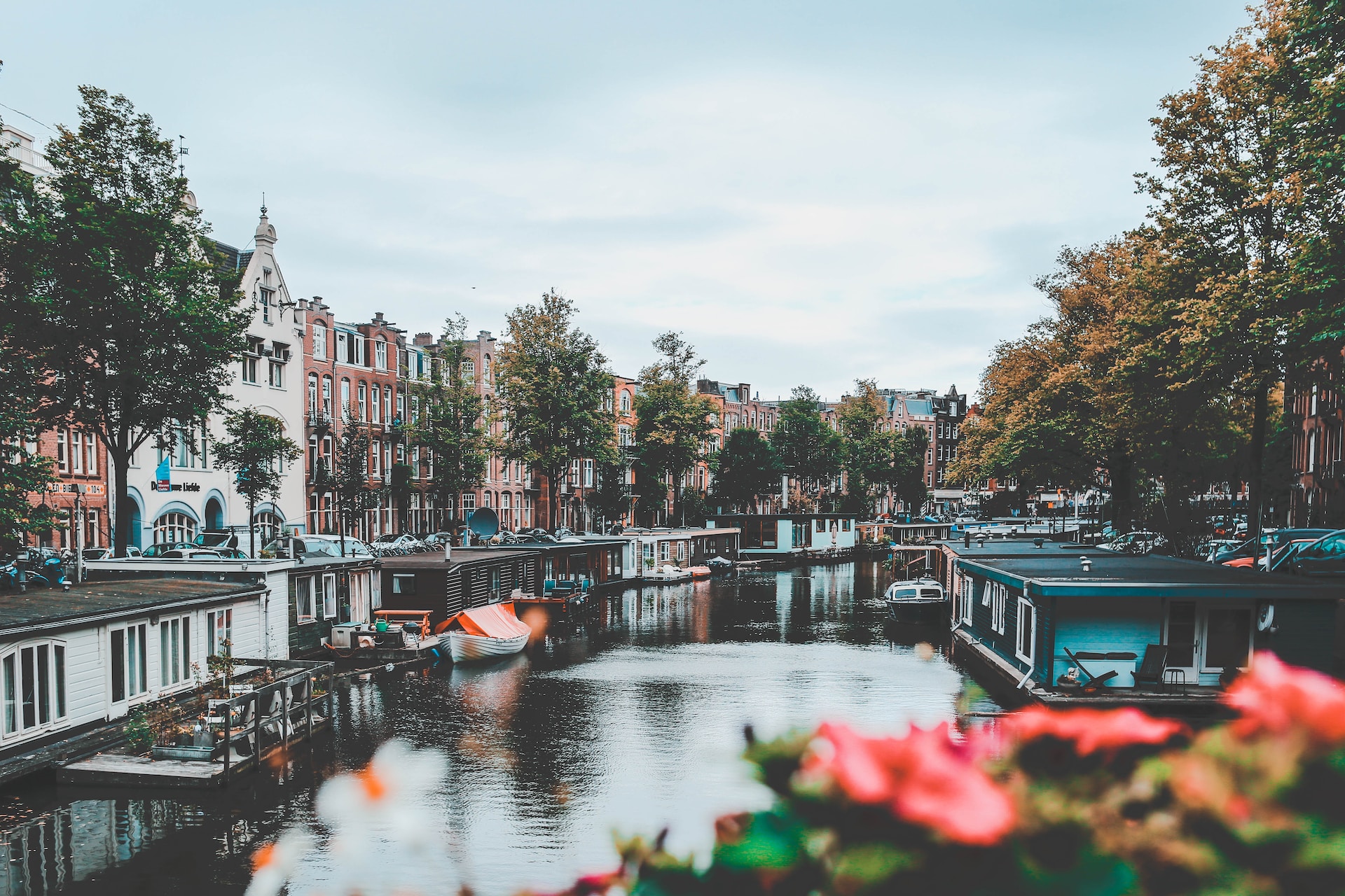 Während einer Grachtenfahrt in Amsterdam können Sie sich einen Eindruck von den vielen Hausbooten in der Stadt verschaffen
