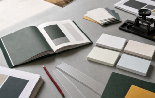Geöffnetes Markenhandbuch mit vier Gruppen leerer Regelkarten in einem professionellen Redaktionsstudio
